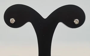 Boucles d'oreilles en Or blanc 18 carats sertie de diamants naturels Poids 0.68g - Picture 1 of 4