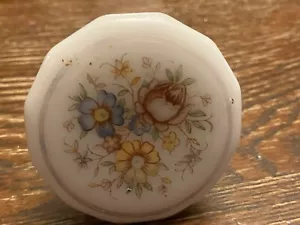 Vintage mid-century white cupboard door knob with floral pattern bakelite/resin? - Picture 1 of 6