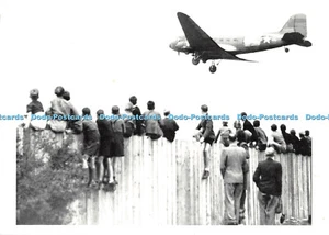 D051552 Landung eines Rosinenbombers wahrend der Berlin Blockade 1948. Agentur S - Bild 1 von 4