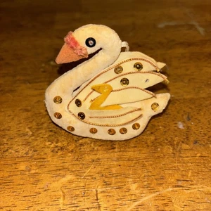 Cisne de fieltro dorado vintage con adorno de bebé lentejuelas con cuentas kitsch cosido a mano - Imagen 1 de 11