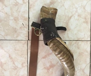 Cabestrillo de transporte de cuero real Shofar. Hecho a mano. "Accesorios de acabado ""latón antiguo""." - Imagen 1 de 11