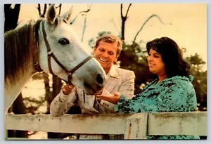 Actores Tab Hunter & Drag Queen Divine 1981 poliéster comedia película postal caballo - Imagen 1 de 2