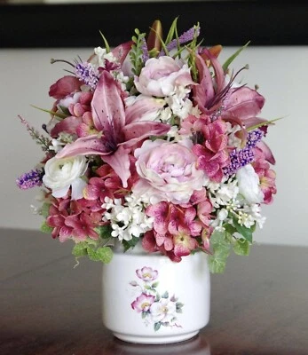 Cuenco de cerámica vintage con tapa floral con arreglo de lirio rosa seda y lila Foto 1 de 4