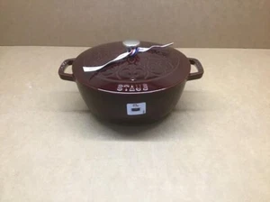 Staub Gusseisen 3,75 Quart Essential French Oven mit Lilly Deckel - Grenadine - Bild 1 von 6