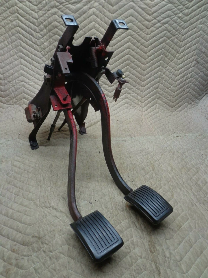 Pedal de freno de embrague International HarvesterTravelall 61-68 62 63 64 65 66 67 IH Foto 1 de 4