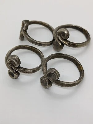 Set 4 anelli tovaglioli in metallo forgiato a mano design a vortice 2"D ferro battuto fatti a mano - Immagine 1 di 4