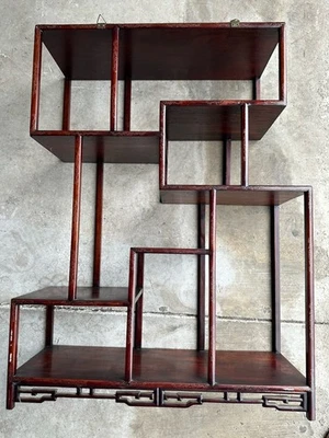 Vitrina de curiosidades montada en la pared con incrustaciones chinas de palisandro de mediados de siglo Foto 1 de 4