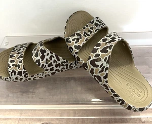 Sandali donna Crocs classici 2 cinturini stampa animalier/mimetici taglia donna 9 uomo 7 - Foto 1 di 6