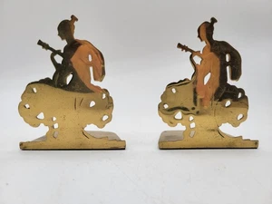 Sujetalibros Stag Chase de Art Brass Co. Nueva York mujer con instrumento latón antiguo - Imagen 1 de 9