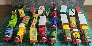 Posten 27 Thomas die Panzermaschine Take N Play Druckguss magnetische Züge & Autos - Bild 1 von 22