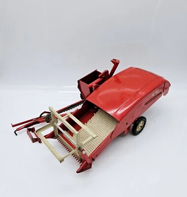 Tru Scale Pull Type Red Combine Model C-406 1:16 Scale 1950s Clean - Image 1 of 4
