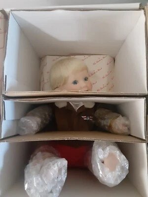 Muñeca Tommy Danbury Como Nueva 13" Niño Porcelana Aviador Juguete Avión Elke Hutchens Nueva en Caja Foto 1 de 4