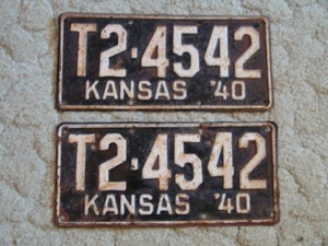 ANTICA COPPIA TARGHETTE/TARGHETTE LICENZA KANSAS 1940 - STESSO NUMERO #T2-4542 - Foto 1 di 2
