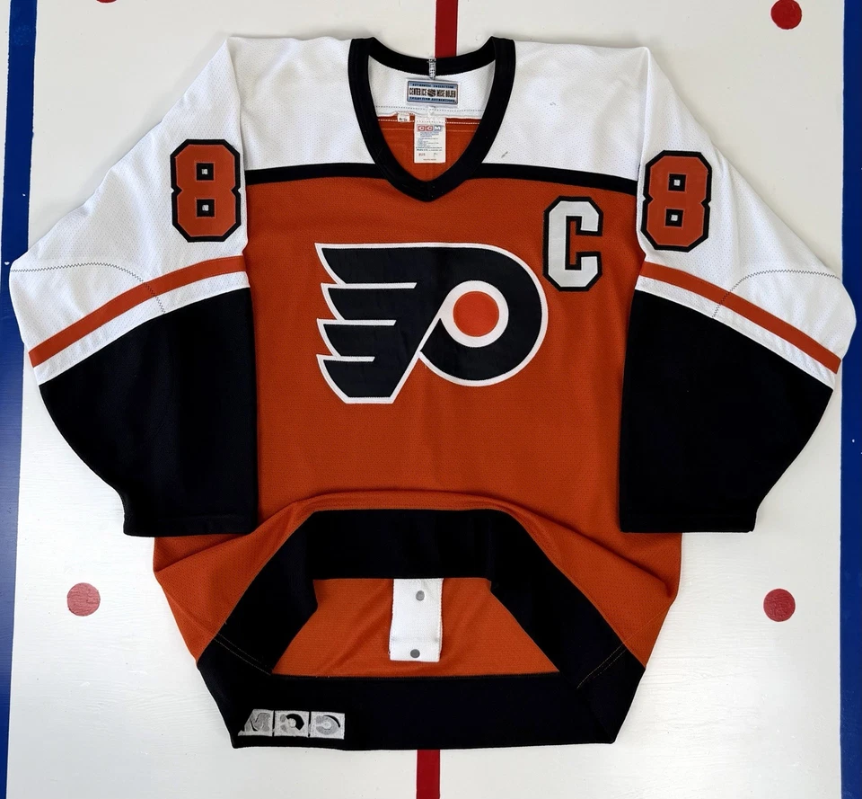 Camiseta deportiva de hockey auténtica vintage firmada por Eric Lindros de los Philadelphia Flyers 1994 44 Foto 1 de 4