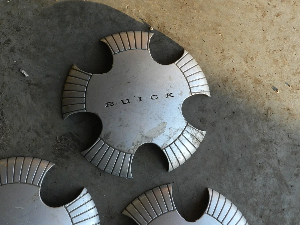 1999-02 Buick LeSabre Silver 5 Lug Wheel Center Cap Cover 9592923..  $10 for one - Image 1 of 1