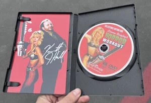 2013 LINNEA QUIGLEY IN HORROR WORKOUT DVD SIGNED AUTOGRAPHED KENNETH J. HALL - Foto 1 di 5