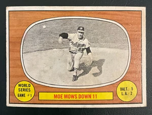 1967 Topps #151 - Juego Serie Mundial #1 • Moe Mows Down 11 - En muy buena condición - Imagen 1 de 5