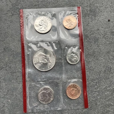 1998 Denver United States Mint Uncirculated Coin Set - Image 1 of 4