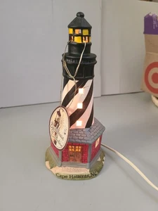 Lampada faro ceramica Cape Hatteras North Carolina 7 1/2" statuina plug in - Foto 1 di 8