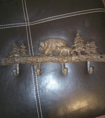 熊大衣架 - 钥匙架 - 铸铁熊带幼树松树 - 质朴的美学  — 第 1/3 张图片