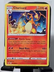 Carta Pokémon Charizard 025/185 No Holo Rara Voltaje Vívido - Imagen 1 de 6