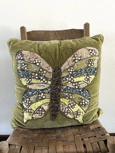 Almohada de seda adornada con lentejuelas verde oliva The HomeCentric Butterfly Envy - Imagen 1 de 10