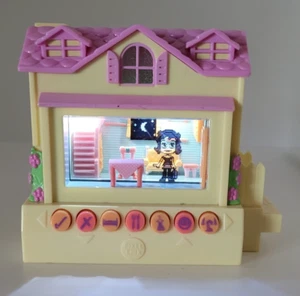 Pixel Chix 2005 Electronic Dollhouse Cottage House Yellow Pink Roof Tested Works - Picture 1 of 8