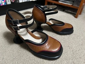 John FLUEVOG Mini QTEE DOBLE CORREA AL TOBILLO ZAPATOS DE SALÓN EE. UU. 9 Marrón Negro TACONES ZAPATOS - Imagen 1 de 18