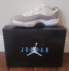 Scarpa destra solo Air Jordan 11 retrò bassa cemento grigio/bianco uomo taglia 10,5 nuova - Foto 1 di 10