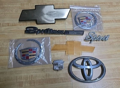 Chevy Dodge Cadillac Toyota Lote de 8 Insignia Emblemas Rat Rod Guiones Coleccionables Foto 1 de 4