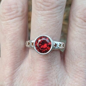 DEEP RED ZIRCONIUM W/ STAR DESIGN SOLID .925 STERLING SILVER SHINY RING SIZE 8.5 - Picture 1 of 12