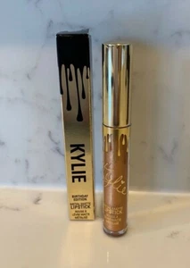 LÁPIZ LABIAL KYLIE COSMETICS EDICIÓN CUMPLEAÑOS METAL MATE LORD .11 OZ NUEVO EN CAJA - Imagen 1 de 3