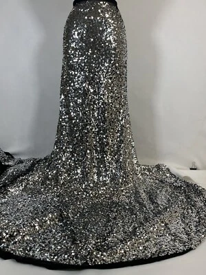 Lentejuelas PLATEADAS/malla negra elástica transparente sobre lentejuelas plateadas/lentejuelas para graduación por yarda Foto 1 de 4