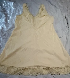 Vintage Bendon NZ Short Full Slip Beige Nylon Lace Trim Size 35 (90 cm) Stretch - Picture 1 of 7