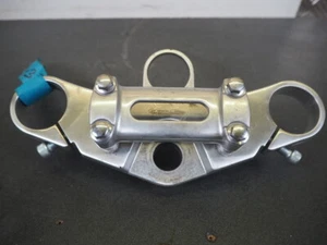 BRIDGE,TOP HOLDER-FORK UPPER TOP KAWASAKI ZR1100 B1 ZEPHYR 1996 44039-1227 16464 - Picture 1 of 6