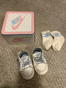 Vintage Nike 1988 Baby Neugeborene Krippe Schuhe mit Dose und Socken Sweet Dreams - Bild 1 von 14