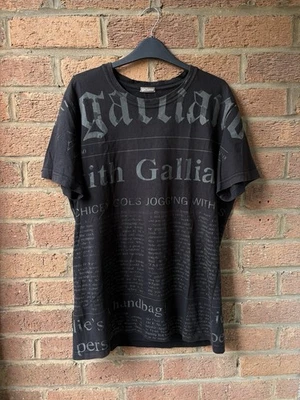 Camiseta John Galliano Gazette estampa de jornal preta média M vintage Y2K - Imagem 1 de 4