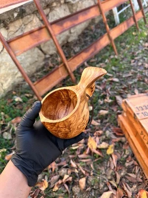 Taza Bushcraft hecha a mano de madera de olivo Kuksa, taza de café de madera nórdica Foto 1 de 4
