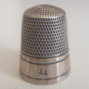 Simons Bro. vintage & Co. Dedal de plata esterlina talla 11, EE. UU. c. 1920—excelente estado - Imagen 1 de 5