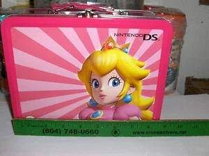 Prinzessin Pfirsich, volle Größe. Metall Brotdose, mit Nintendo-Siegel NEU ALTER LAGER - KOSTENLOSER VERSAND - Bild 1 von 8