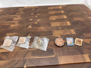 6 Vintage Sewing Quilting Pins Pinbacks - Picture 1 of 3