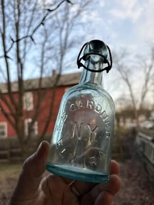 Seltene antike Flasche "Squat" Blob Emb. Gardner Elmira NY mit Verschluss - Bild 1 von 7