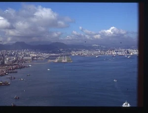 HONGKONG Farbfolie Foto 1970er Jahre Luftbild Stadtbild Kai Tak Flughafen 106-37 - Bild 1 von 1