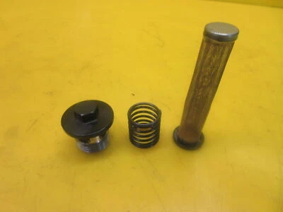 Kawasaki Vulcan 900 VN900 2006 fabricante de equipos originales tapa de filtro de aceite y montaje de resorte VN800  Foto 1 de 4