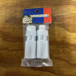 MONGOOSE BMX BICYCLE FOOT PEGS FITS MID SCHOOL & OTHERS VINTAGE NOS - Picture 1 of 8