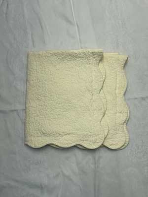 Juego de 2 fundas de almohada acolchadas blancas Martha Stewart, tamaño 25"L X 20"W. 3W Foto 1 de 4