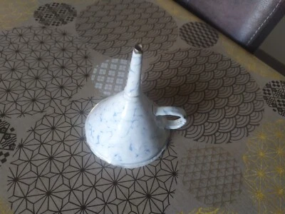 entonnoir ancien en tôle émaillée blanc avec anse - Photo 1/3