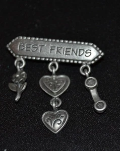 Broche Pin BEST FRIENDS COLGA CORAZONES TELÉFONO Firmado Peltre J.J. Jonette De Colección - Imagen 1 de 4
