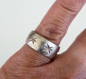 Vintage Diamond Cut Stars 5/16" Wide Silver Tone Band Ring Size 7 - Picture 1 of 6