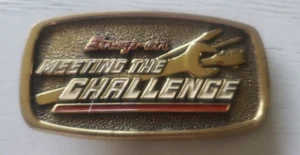 Vintage BTS Solid Brass Snap On Tools Gürtelschnalle Meeting The Challenge Schraubenschlüssel - Bild 1 von 2